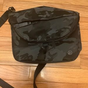 Lululemon black and gray festival bag